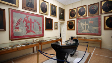 Λίγο πριν φτάσουν στην τεφροδόχο του Κωνσταντίνου Κανάρη συνελήφθησαν οι γυναίκες που βανδάλιζαν μουσεία