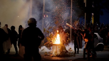 «Με έπιασαν από το λαιμό» λέει στο ΘΕΜΑ 104,6 ο δημοσιογράφος που μήνυσε τα ΜΑΤ
