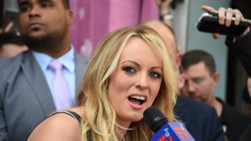 Η Στόρμι Ντάνιελς βγάζει βιβλίο με «πλήρεις αποκαλύψεις» για τη σχέση της με τον Τραμπ 