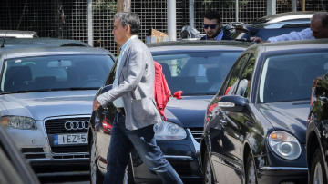 Φιάσκο ΑΠΕ: Τρέχουν και δεν φτάνουν για να καλύψουν την γκάφα με τις συντάξεις  