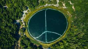 Παγκόσμια Ημέρα Ειρήνης: Ο Νικόλας Πλυτάς «σχηματίζει» στο νερό το σήμα της Ειρήνης 