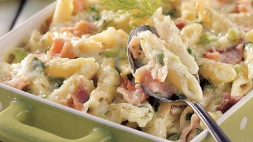 Σουφλέ με πέννες, σολομό και μπεσαμέλ με γραβιέρα Κρήτης