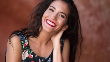 Η Ελένη Βαΐτσου ποζάρει με το μπικίνι της και με τα μάτια κλειστά