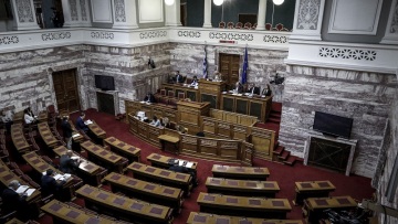 Εξηγήσεις από την Αχτσιόγλου για τις συντάξεις χηρείας ζητούν 56 βουλευτές του ΣΥΡΙΖΑ