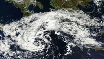 «Μεσογειακός κυκλώνας» με σφοδρούς ανέμους απειλεί την Ελλάδα