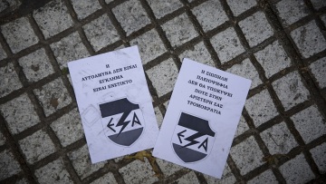 Βίντεο: Ακροδεξιοί πέταξαν τρικάκια έξω από το κοσμηματοπωλείο που πέθανε ο Ζακ Κωστόπουλος