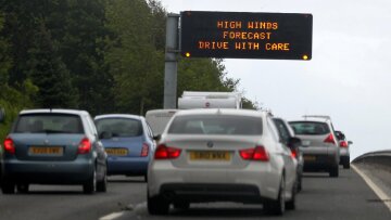 Κυκλώνας: Τα SOS στο αυτοκίνητο-οδήγηση... 