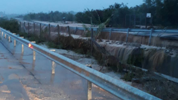 Πλημμύρισε η εθνική οδός Πατρών - Αθηνών στο 117ο χιλιόμετρο στο Ξυλόκαστρο