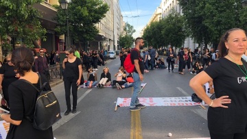 Καθιστική διαμαρτυρία των εργαζομένων στο «Βοήθεια στο Σπίτι» (φωτογραφίες)