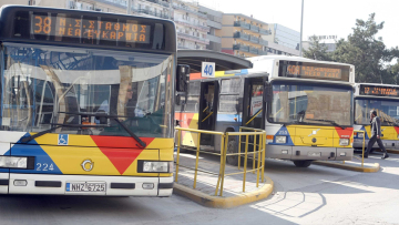 Σπίρτζης και Χαρίτσης ανοίγουν σε ιδιώτες τις αστικές μεταφορές
