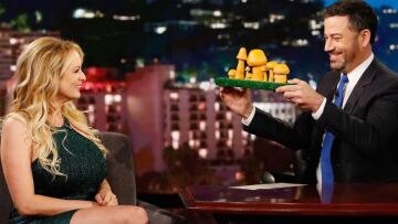 Η Στόρμι Ντάνιελς διαλέγει από έναν δίσκο με μανιτάρια εκείνο που μοιάζει με το μόριο του Τραμπ!