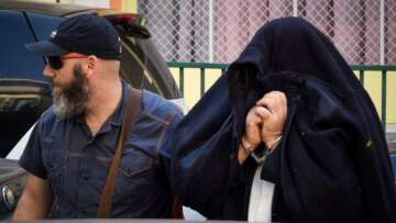 Σέρρες: Ο καθηγητής με τα «φακελάκια» στον ανακριτή με κουκούλα