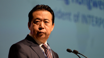 Μυστήριο με τον αρχηγό της Ιντερπόλ: «Τον έχουμε» παραδέχεται η Κίνα - «Κινδυνεύει» λέει η γυναίκα του