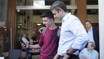 Στην Άρτα ο Κυριάκος Μητσοτάκης: Τα πηγαδάκια στις καφετέριες, οι selfies και τα χαμόγελα