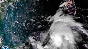 ΗΠΑ: Ο κυκλώνας Michael απειλεί με ανέμους 180 χλμ τις ακτές της Φλόριντα