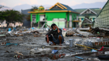 Νέο βίντεο-σοκ από το τσουνάμι των χιλιάδων νεκρών στην Ινδονησία