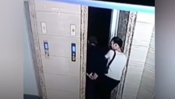 Το βίντεο που δίχασε την Κίνα: Ο γαμπρός ανοίγει την πόρτα του ασανσέρ και ο πεθερός του κάνει βουτιά θανάτου στο κενό