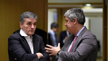 Σήμερα ο προϋπολογισμός στην Κομισιόν: Περικοπή συντάξεων θέλουν οι δανειστές, αστερίσκους η κυβέρνηση