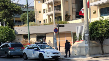 Αγνωστοι επιτέθηκαν με βαριοπούλες στην πρεσβεία του Καναδά στο Χαλάνδρι