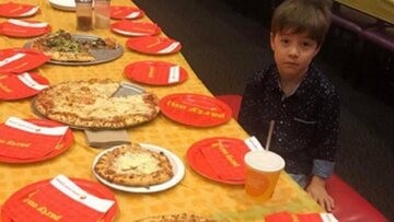 Viral η συγκινητική φωτογραφία εξάχρονου που έμεινε ολομόναχος στο πάρτι γενεθλίων του