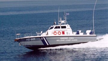 Φορτηγό πλοίο προσάραξε στη θαλάσσια περιοχή Νησίδας Νέας Καμένης στη Σαντορίνη