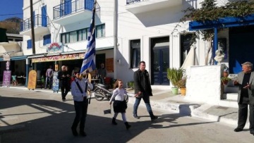 Βίντεο: Η συγκινητική παρέλαση δύο μικρών μαθητών στον Απόλλωνα Νάξου