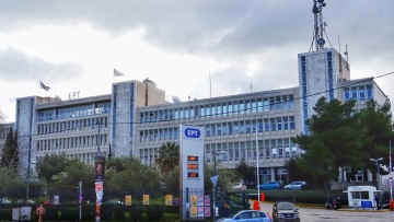 «Εμφύλιος» στην ΕΡΤ για την επιλογή των διευθυντών: Ο «μπάρμπας στην Κορώνη» και τα «παξιμαδάκια»