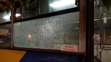 Χειροπέδες σε τρεις 15χρονους για την επίθεση σε λεωφορείο στους Αγίους Αναργύρους