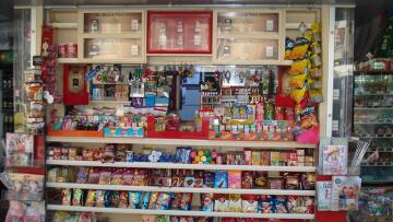 Λαμία: Κοιμόταν στο περίπτερο για να μην τον κλέψουν και τον λήστεψαν!