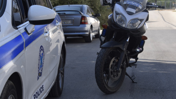 Επίθεση κουκουλοφόρων σε περιπολικό στο κέντρο της Αθήνας