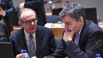 Ο Τσακαλώτος το «διασκεδάζει» στο Eurogroup: «Κάποτε ήμουν στη θέση του» Τρία!