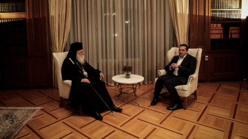 Τσίπρας-Ιερώνυμος:  Eπί τάπητος θρησκευτική ουδετερότητα, εκκλησιαστική περιουσία, μισθοδοσία κλήρου