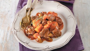 Μοσχάρι στην κατσαρόλα με κολοκύθα και γλυκό κρασί