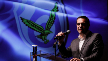 Ο Τσίπρας ανακοίνωσε αναδρομικά 820 εκατ. ευρώ στους ενστόλους