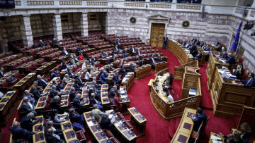 Αναδρομικά για τα ειδικά μισθολόγια: Υπερψηφίστηκε στη Βουλή η τροπολογία