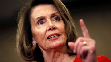 Νάνσι Πελόσι: «Κατάφωρη απόπειρα» τερματισμού της έρευνας για τη Ρωσία η αποπομπή Σέσιονς