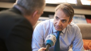 Μητσοτάκης στη Deutsche Welle: «Τολμηρή μετακίνηση» της ΝΔ προς το κέντρο