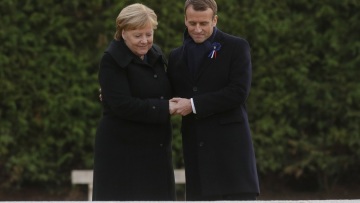 Χέρι - χέρι ο Μακρόν με τη Μέρκελ στις εκδηλώσεις για τον Α' Παγκόσμιο Πόλεμο