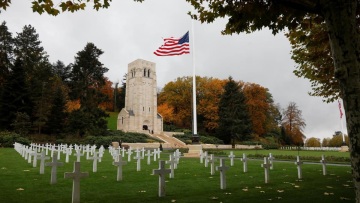 Αντιδράσεις από τη ματαίωση της επίσκεψης του Τραμπ σε αμερικανικό κοιμητήριο εξαιτίας της βροχής 
