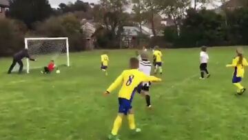 Ξεκαρδιστικό βίντεο: Μπαμπάς εξάχρονου τερματοφύλακα του έδωσε ένα... «χεράκι βοήθειας» και έγινε viral