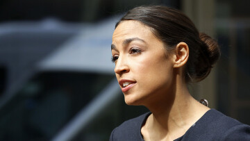 Η νεότερη βουλευτής των ΗΠΑ εξομολογείται: «Δεν έχω αρκετά χρήματα για να νοικιάσω ένα σπίτι»