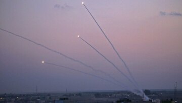 Δεκάδες ρουκέτες εκτοξεύθηκαν από Παλαιστίνιους στη Γάζα σκοτώνοντας τουλάχιστον ένα άτομο