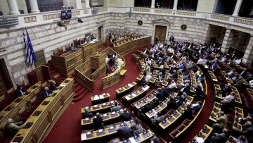 Βουλή live: Σε εξέλιξη η συζήτηση για τη Συνταγματική Αναθεώρηση - Οι προθεσμίες που δείχνουν εκλογές τον Μάιο