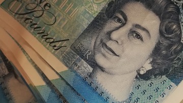 Βρετανία: «Βουτιά» για τη στερλίνα μετά τις παραιτήσεις υπουργών