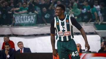 «Θύρα 13»: Οπαδοί πήγαν στην προπόνηση του Παναθηναϊκού για στήριξη στον Αντετοκούνμπο