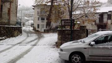 Κλειστά λόγω χιονιού τα σχολεία στα Γρεβενά και σε περιοχές της Κοζάνης