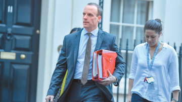 Κορωνοϊός στη Βρετανία: Ο Ντομινίκ Ράαμπ έτοιμος να παίξει τον ρόλο του «Designated Survivor»