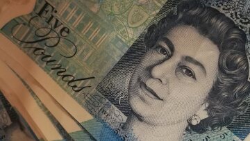  Άνοδο καταγράφει η στερλίνα μετά από μια ταραχώδη εβδομάδα για την κυβέρνηση της Μέι