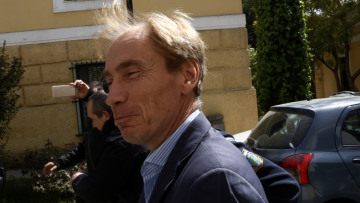 Απέδρασε σπάζοντας το «βραχιολάκι» ο τραπεζίτης Ζαν Κλοντ Οσβαλντ, υπόδικος για Siemens και εξοπλιστικά 