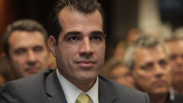 Ο Θανάσης Πλεύρης δύο χρόνια μετά την προσωπική του περιπέτεια παρουσιάζει το βιβλίο του για τις νοσοκομειακές λοιμώξεις